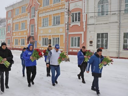 «Единая Россия» поздравила смолянок на улицах города