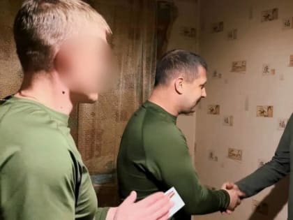 Депутат Госдумы от Смоленщины Артём Туров получил медаль от командира 144-ой дивизии прямо на передовой