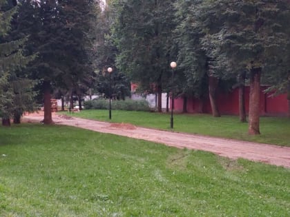 В Смоленске подрядчик завершает работы по благоустройству Сквера Памяти Героев