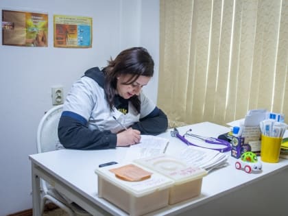 Василий Анохин поздравил смоленских фельдшеров с профессиональным праздником