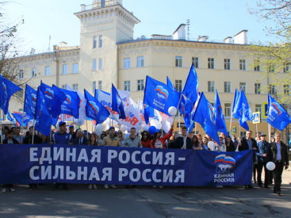 Мир! Труд! Май! Смоленские единороссы приняли участие в первомайской демонстрации