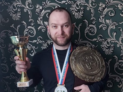 Смолянин Иван Лученков победил в чемпионате Москвы по пауэрлифтингу