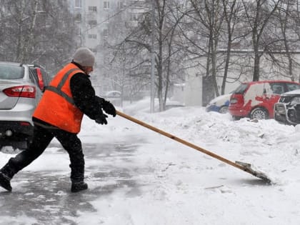 В городе продолжают ликвидировать последствия снегопада