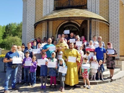 Прихожане смоленского храма присоединились к флэшмобу в поддержку храма в Екатеринбурге