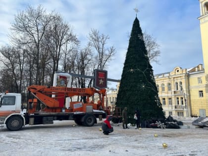 В Смоленске украшают новогоднюю ёлку на площади Ленина