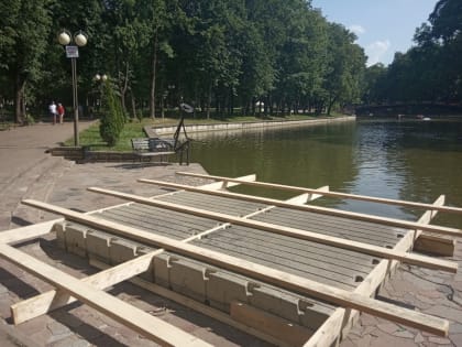 В Смоленске плавучую сцену начали монтировать в парке