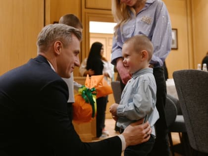 Василий Анохин вручил подарки юным смолянам в рамках «Ёлки желаний»