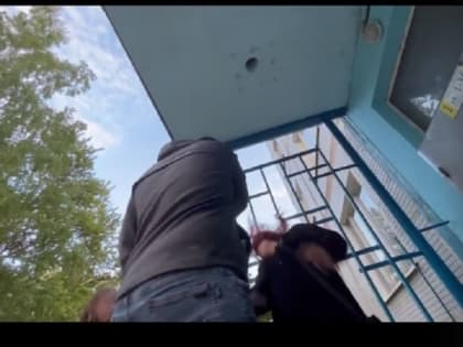 В смоленском райцентре взрослый мужчина побил двух подростков из-за сирени