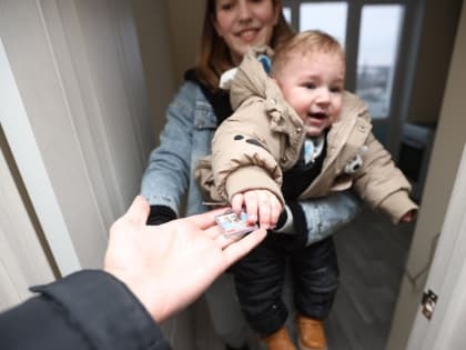 В Смоленске сироты получили ключи от новых квартир