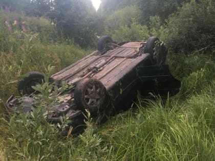 В Духовщинском районе иномарка съехала в кювет и опрокинулась