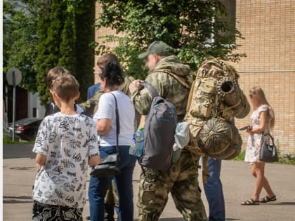 Смоляне могут поступить на военную службу по контракту в Вооруженные Силы России через МФЦ