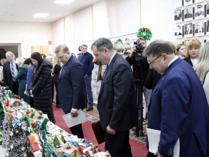 Депутаты Смоленского горсовета приобрели новогодние детские поделки на благотворительной выставке-ярмарке