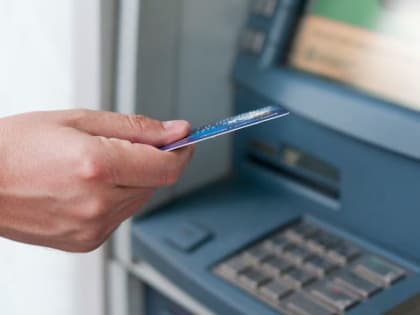 В Смоленской области на каждого жителя выпущено более 2 платежных карт