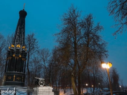 В мэрии прокомментировали «странную» подсветку памятника защитникам Смоленска 1812 года в Лопатинском саду