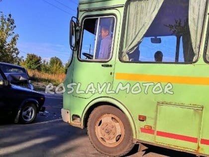 Под Смоленском автобус попал в жёсткое двойное ДТП
