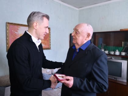 Василий Анохин вручил юбилейную медаль в честь 80-летия ВОВ бывшему узнику концлагерей Владимиру Выговскому