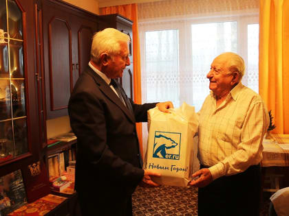 Смоленские депутаты и волонтёры поздравили ветеранов ВОВ с Новым годом и Рождеством