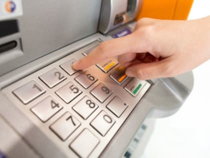 Таксистка в Ярцеве оплатила покупки картой пассажира