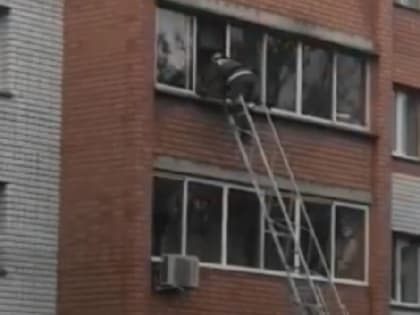 В Смоленске сняли на видео спасение ребенка, запертого в квартире