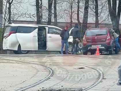 В Смоленске на трамвайных путях столкнулись две легковушки