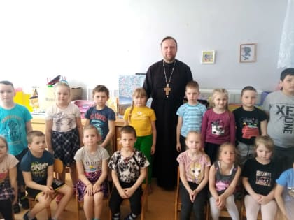 Священник встретился с воспитанниками детского сада «Одуванчик» в Демидове
