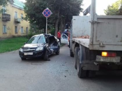 В Смоленской области легковушка столкнулась с Камазом