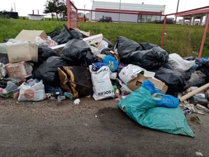 Welcome в Смоленскую область. Путешественников теперь встречают кучей мусора