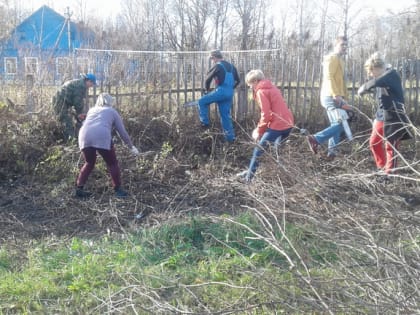 Ершичские школьники совместно с партийцами приняли участие в субботнике