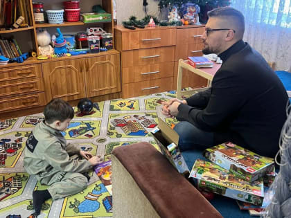 Смоленский сенатор Руслан Смашнев исполнил новогоднее желание 3-летнего Владика из Вязьмы