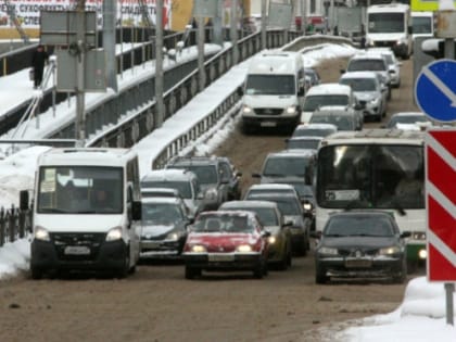 На остановках – коллапс. Смоленские маршрутки проверяют на «перегруз»