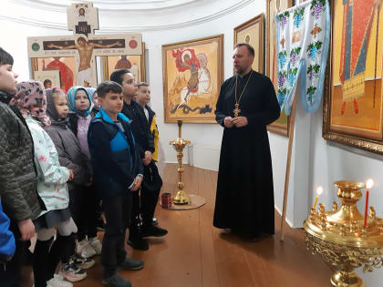 Школьники посетили Успенский собор города Демидова
