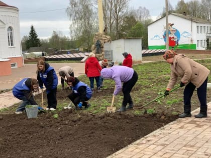 Смоленские молодогвардейцы помогают в подготовке Мемориального комплекса, посвящённого памяти участников боевых действий в Афганистане к открытию