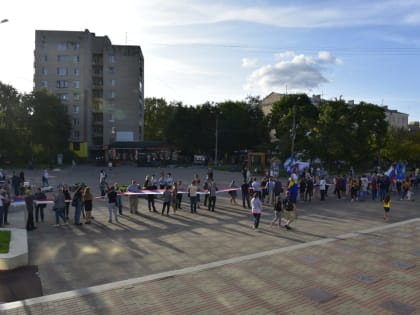 В центре Смоленска развернули 50-метровый российский флаг