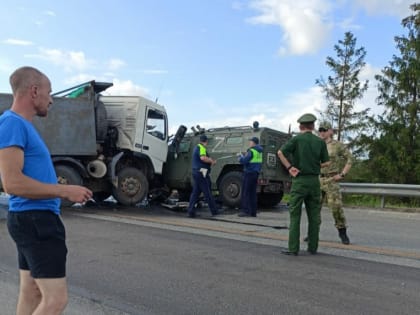 На окружной дороге Смоленска военный автомобиль попал в ДТП, есть пострадавший