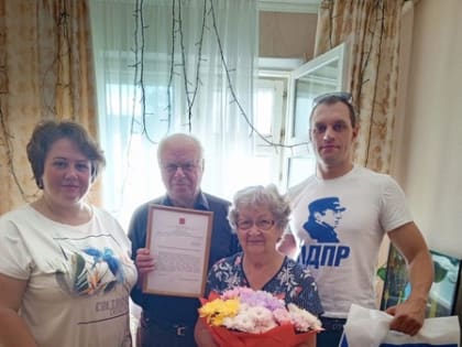 ЛДПР поздравила чету Ларькиных с 