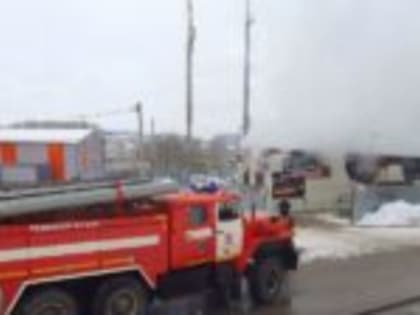 В Смоленске сгорел автосервис