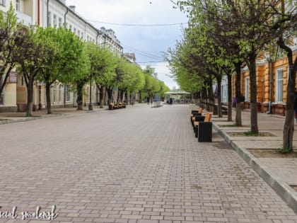 На улице Ленина устанавливают новые лавочки и урны