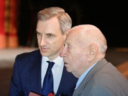 Василий Анохин вручил смоленским ветеранам медали к 80-летию Победы
