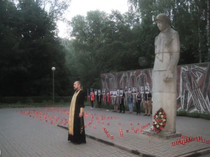 Смоляне пришли, чтобы от Вечного огня на Кургане славы зажечь «Свечу памяти»