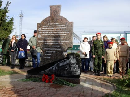 Памятник военным железнодорожникам открыли на вокзале Смоленска