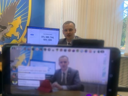 Сенатор Сергей Леонов в прямом эфире разыграл призы для участников конкурса «Грядка Жириновского»
