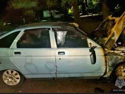 В Смоленске сосед попытался спасти чужое горящее авто
