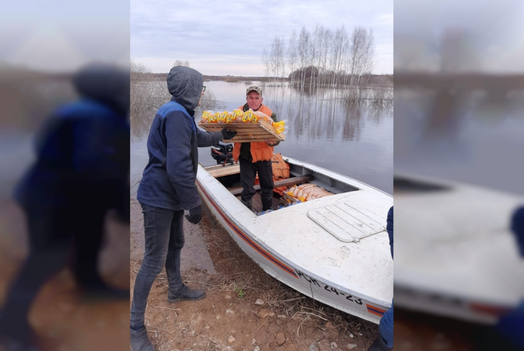 Изменения 17 апреля. Паводок . Спасатели на лодках. Затопленные районы. Паводок Смоленская область. Паводок в Смоленске 2022.