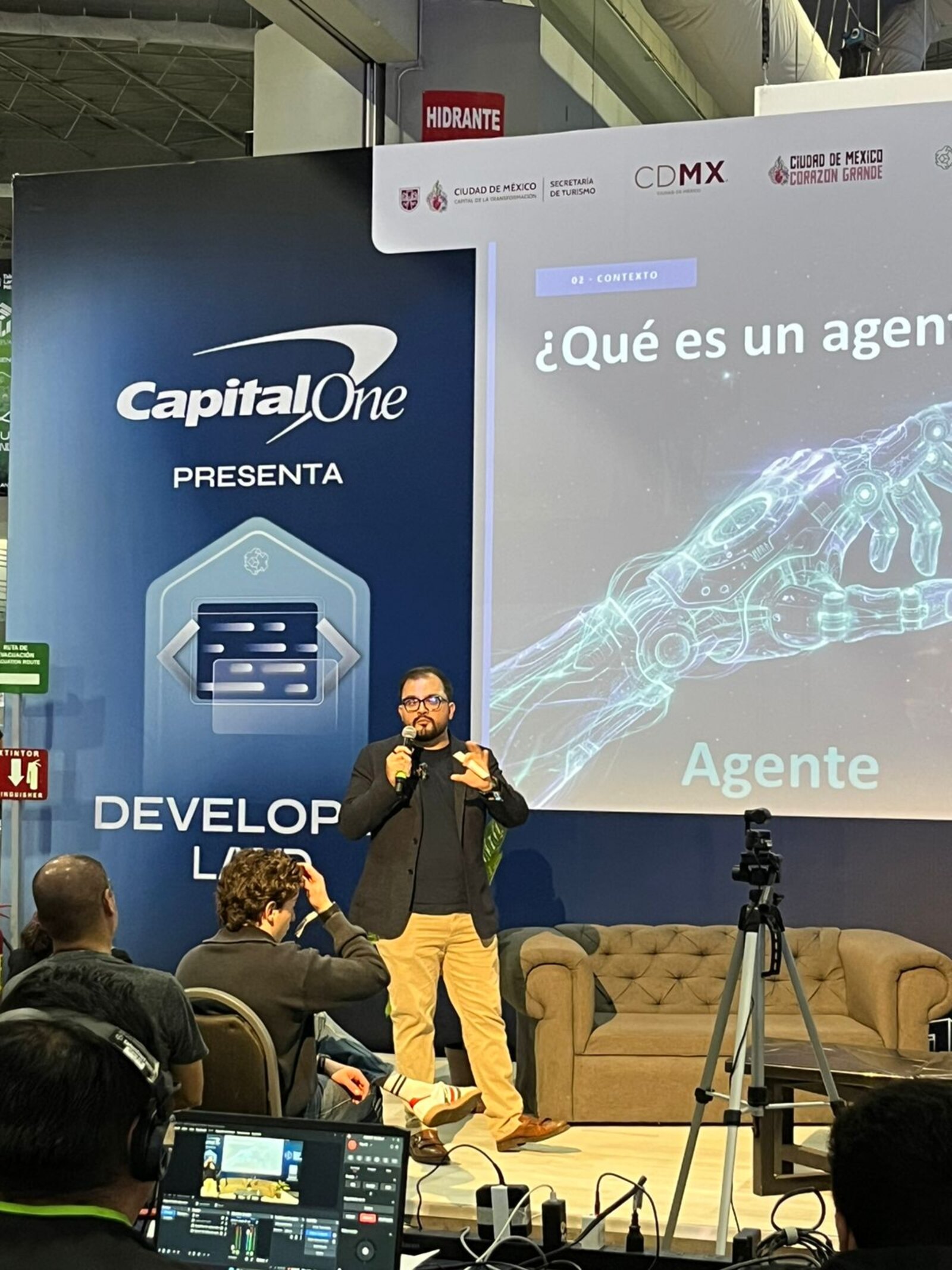 Slide 'What is an agent?' on the Developer Land stage at Talent Land México 2026