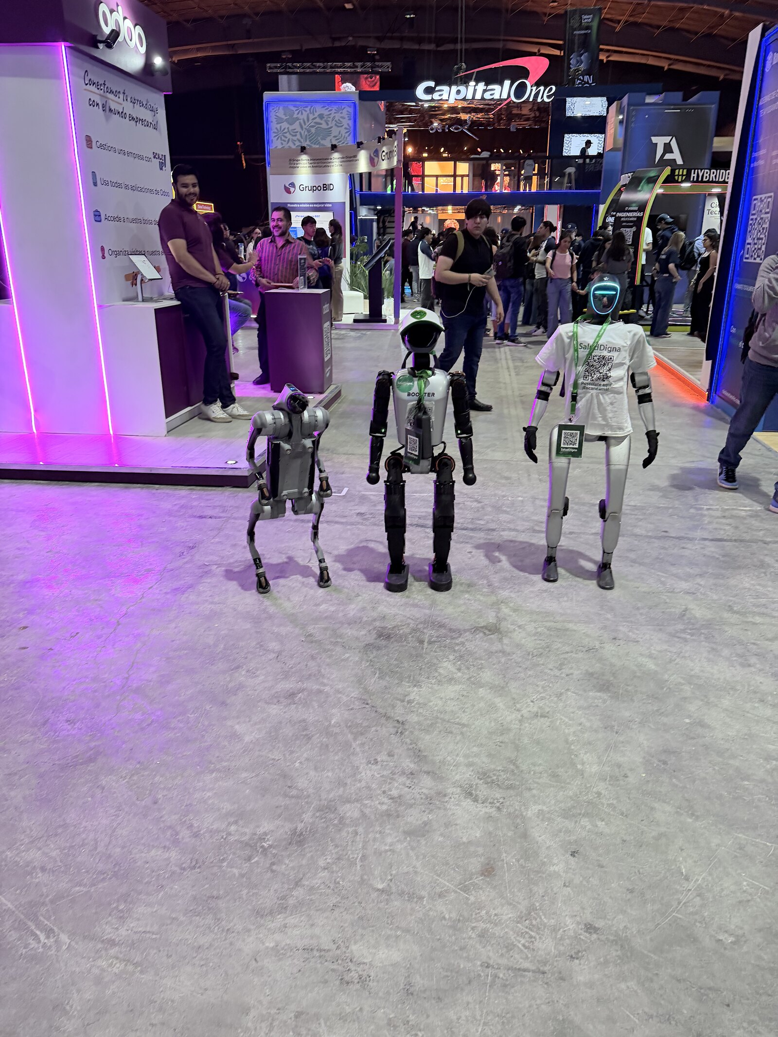 Humanoid robots on the expo floor at Talent Land México 2026
