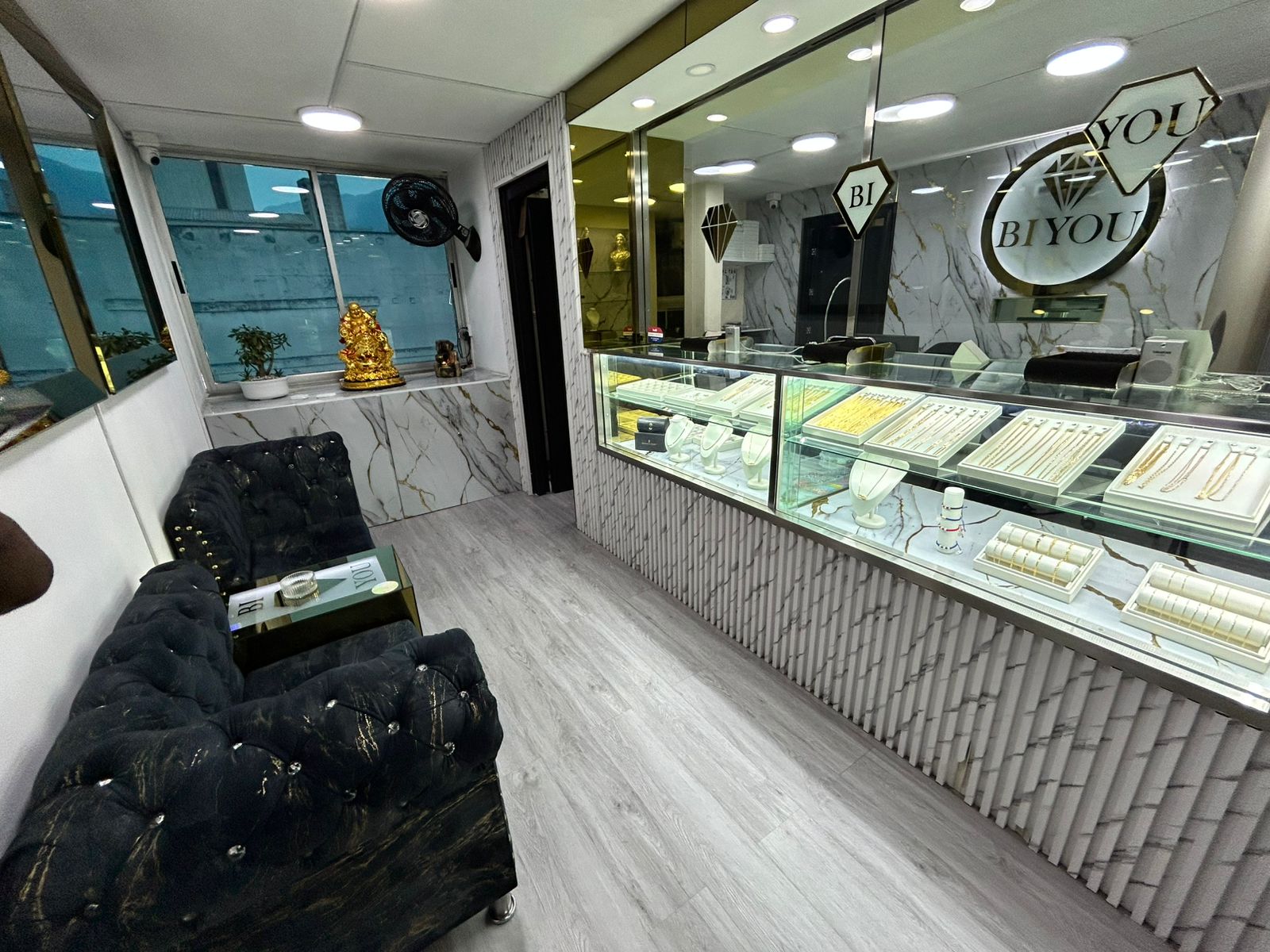 Atención en joyería oro 18K Bi You Medellín