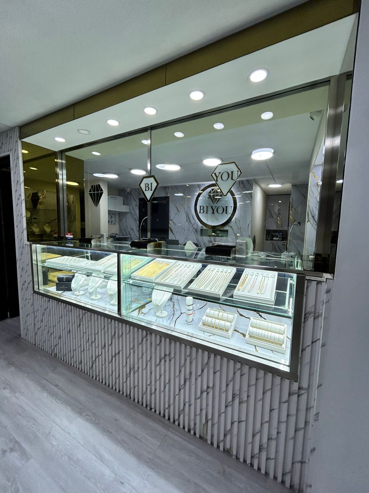 Interior de Bi You Joyería Medellín