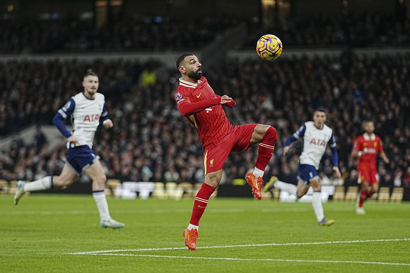 Aksi Mohamed Salah di laga Tottenham vs Liverpool, Minggu (22/12/2024) malam WIB Manyala King! Mohamed Salah Cetak Rekor Baru Usai