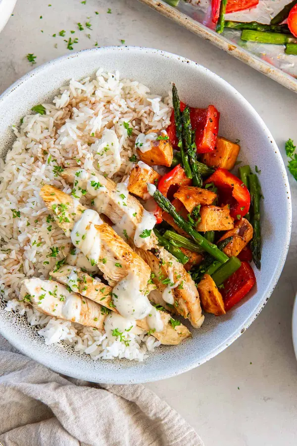 Quick and healthy meal bowl with chicken, rice, and vegetables