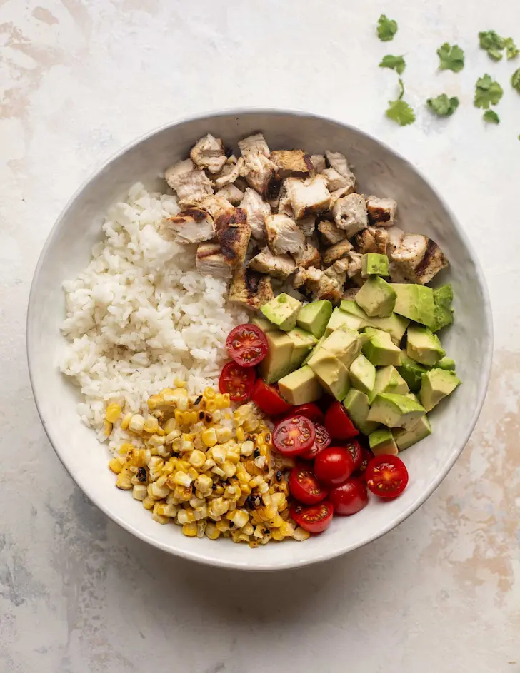 Fresh healthy bowl with grilled protein, veggies, and rice|گرل شدہ پروٹین، سبزیوں اور چاولوں کے ساتھ تازہ صحت مند کٹورا